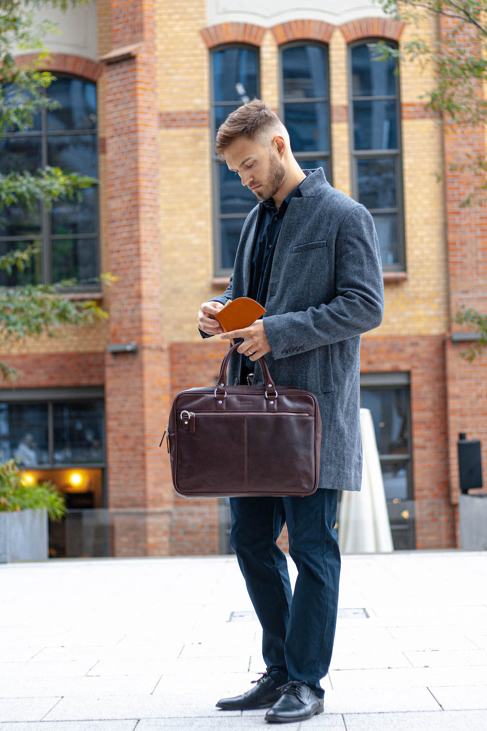 How to choose the right stylish men's bag for every outfit