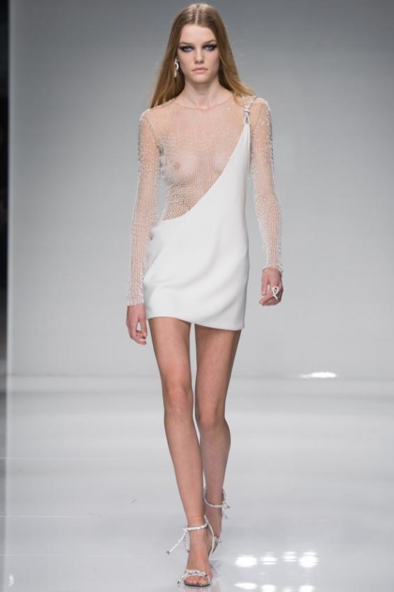 Atelier Versace predicts hot season. Couture Spring/Summer