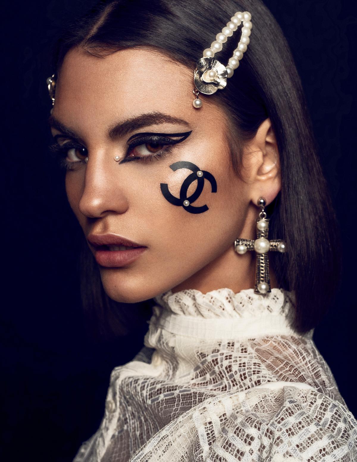 An unusual make-up idea for using your favorite fashion brand. Here used Chanel