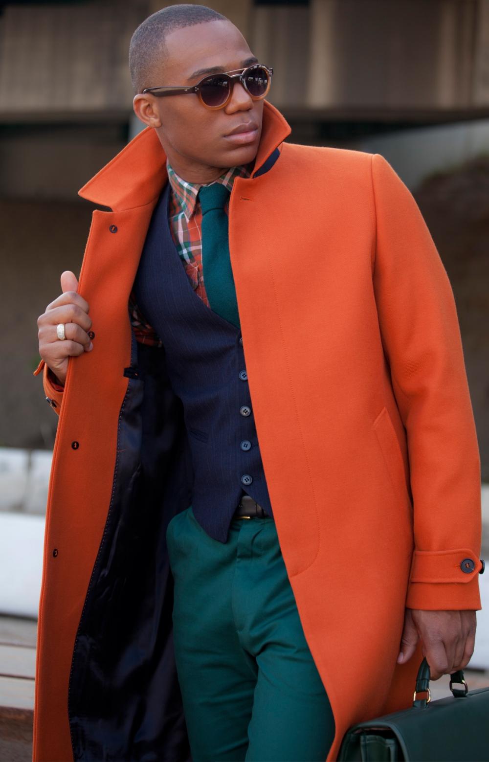 An elegant bright coat as the basis of a fashionable autumn look for a stylish man