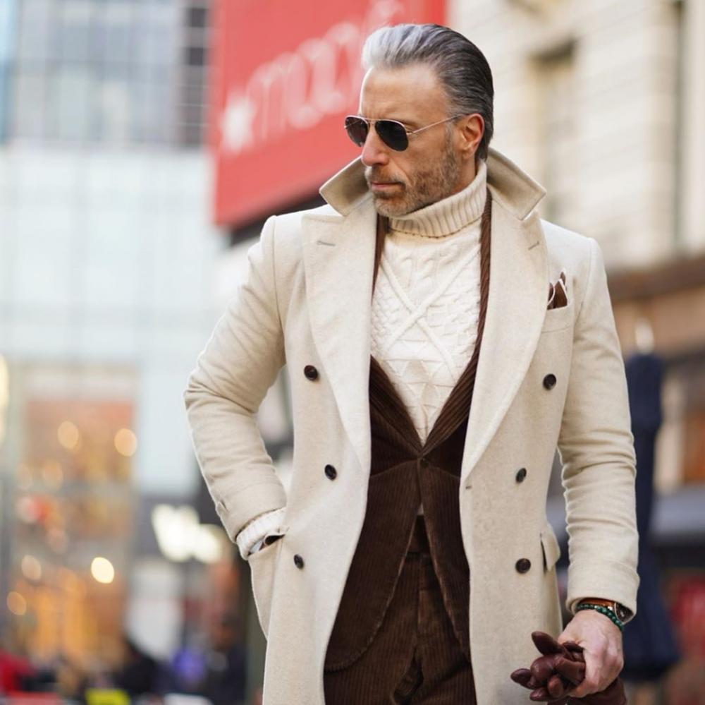 An elegant bright coat as the basis of a fashionable autumn look for a stylish man