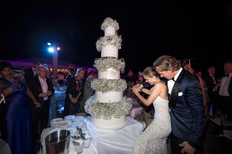 Весілля Вікторії Сваровскі у сукні, яка коштує майже мільйон доларів та важить 46 кілограм. Найкращі фотографії з цієї, посправжньому визначної, для модного світу події.